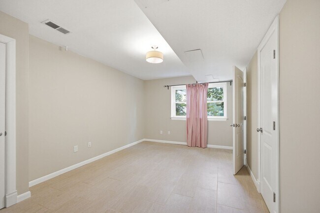 Building Photo - 10715 Clermont Ave