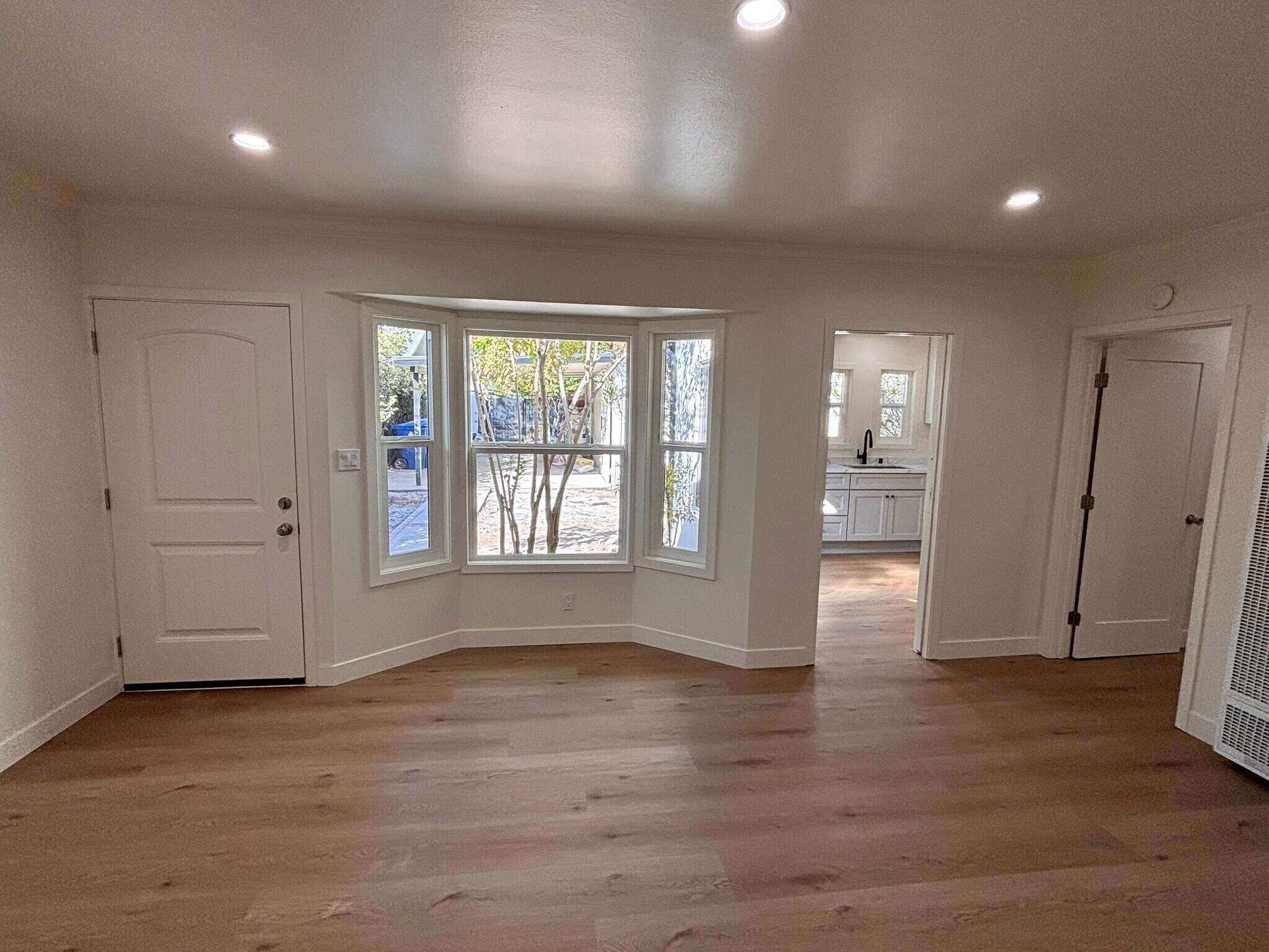 Building Photo - 6534 Peach Ave