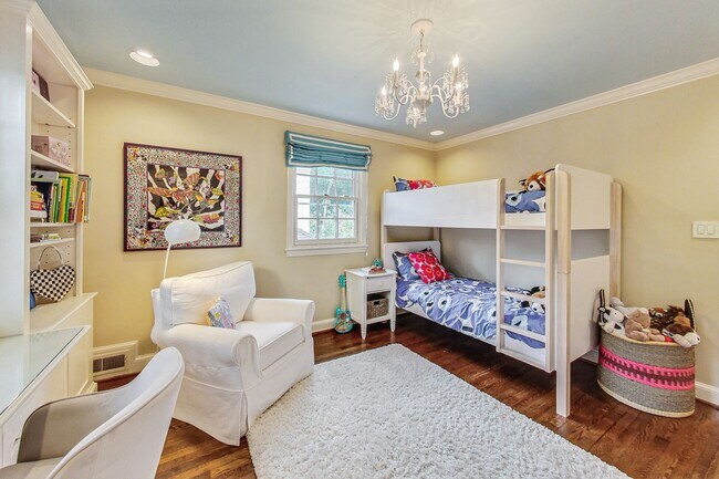 Building Photo - COMING SOON - Stunning 4 bed + 2 full & 2 1/2 bath Classic in NW DC