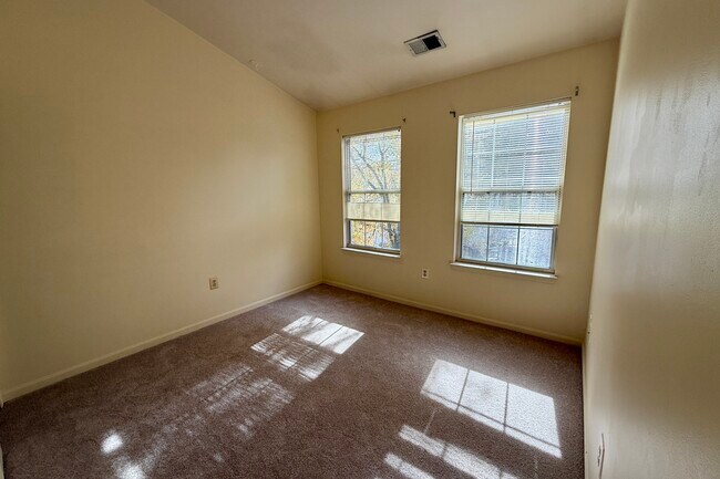 Building Photo - 14614 Stream Pond Dr