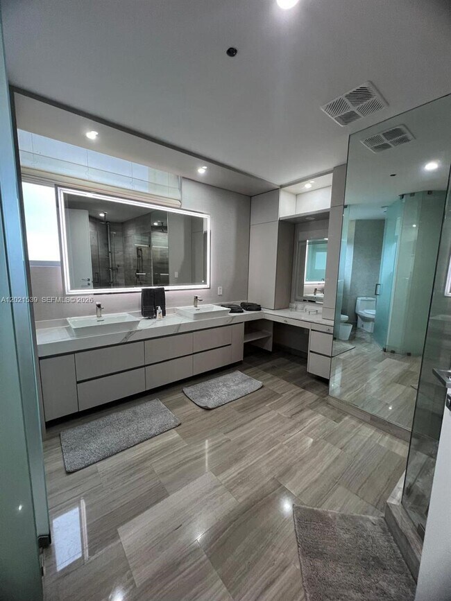 Building Photo - 1300 Brickell Bay Dr