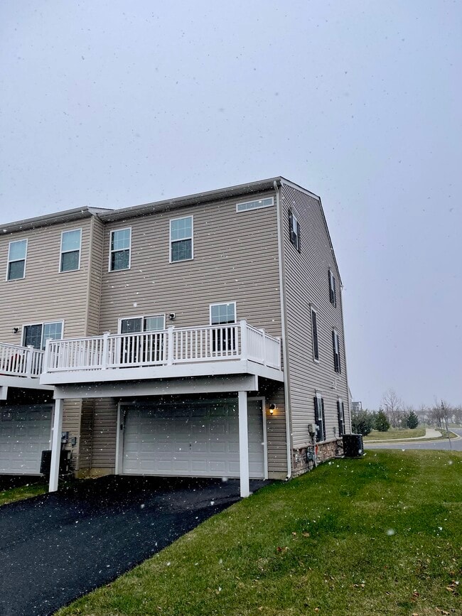 Building Photo - 223 Lake Seymour Dr