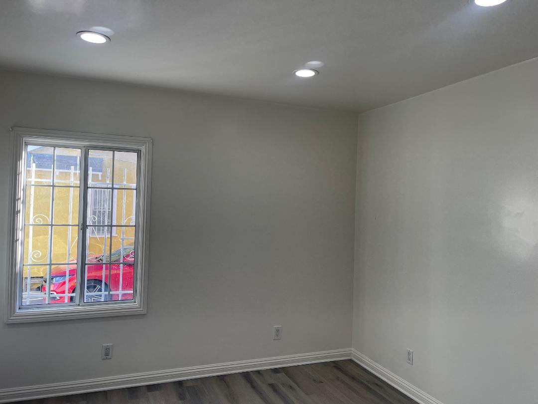 Building Photo - 702 W Vernon Ave