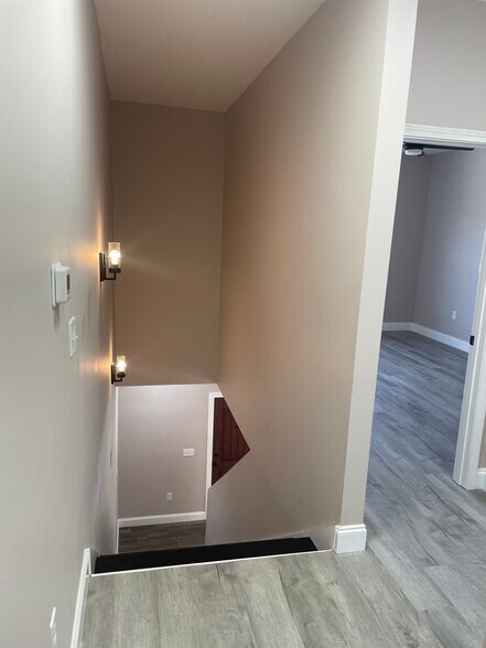 Building Photo - 261 Fairway Dr