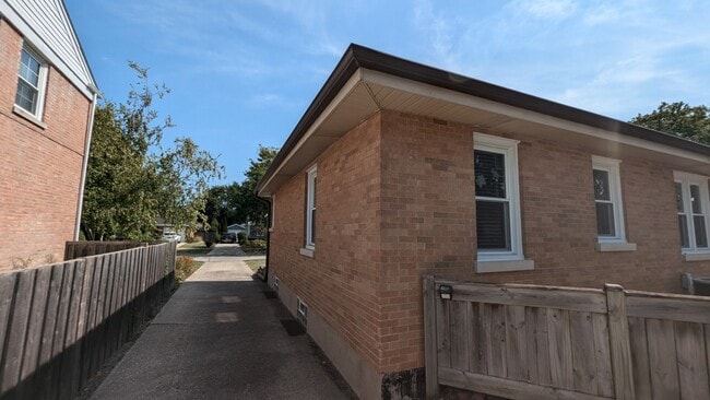 Building Photo - ?? Spacious 3BR Ranch | District 57 & Pros...