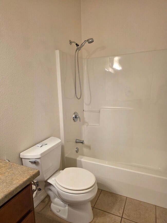 Building Photo - Amazing Bay View 3 bed/3 bath in Coos Bay