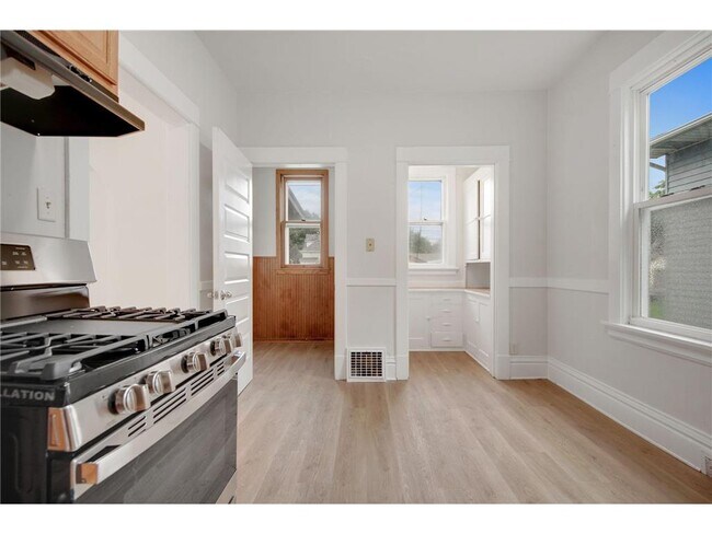 Building Photo - 804 Hawthorne Ave E