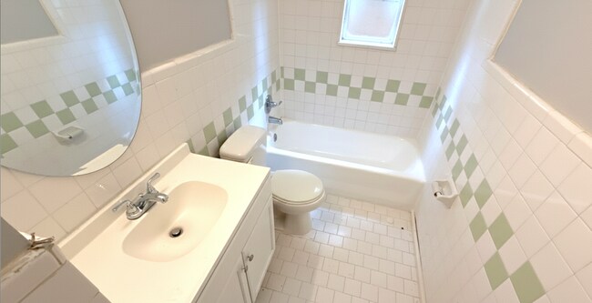 Building Photo - 1640 Russwood Rd