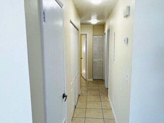 Building Photo - 2710 Fern Palm Dr