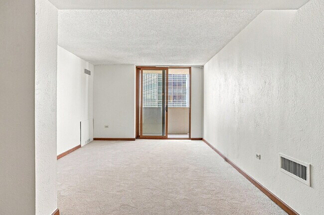 Building Photo - $1,395.95 - 1 Bed, 1 Bath Condo in Downtown Denver with Central AC, and Building amenities.