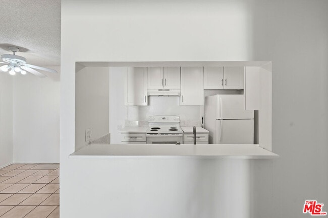 Building Photo - 5460 White Oak Ave