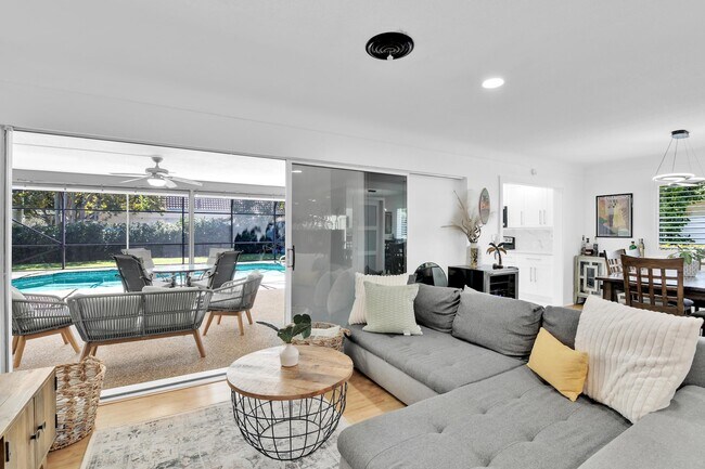 Building Photo - 798 E Boca Raton Rd