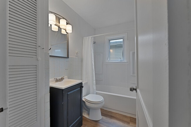 Building Photo - 98 N Navarre Ave