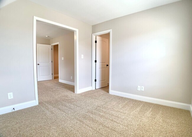 Building Photo - 733 Banister Dr