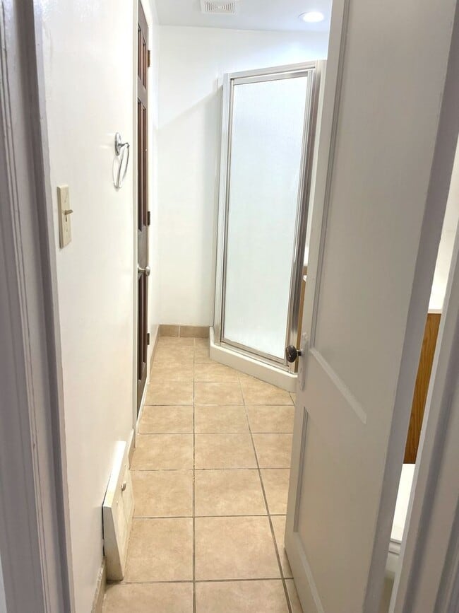 Building Photo - Lovely Two Bedroom House Near Washtenaw Golf Club!