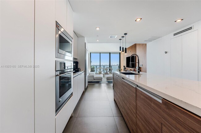 Building Photo - 460 NE 28th St