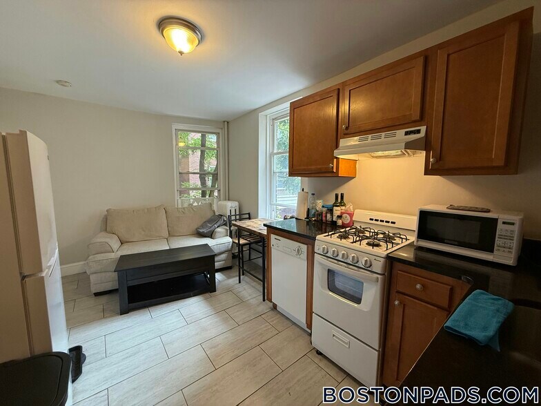 Building Photo - 70 Joy St