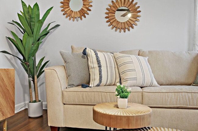 Building Photo - 1104 Elizabeth St