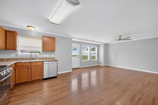 Building Photo - Charming 3-bedroom, 2-bath townhouse