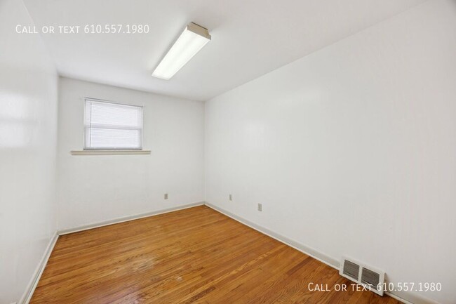 Building Photo - Clean and Updated 2 Bedroom 1 Bath apartme...