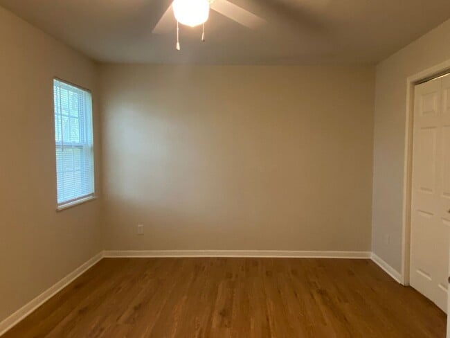 Building Photo - CUTE 2 BEDROOM