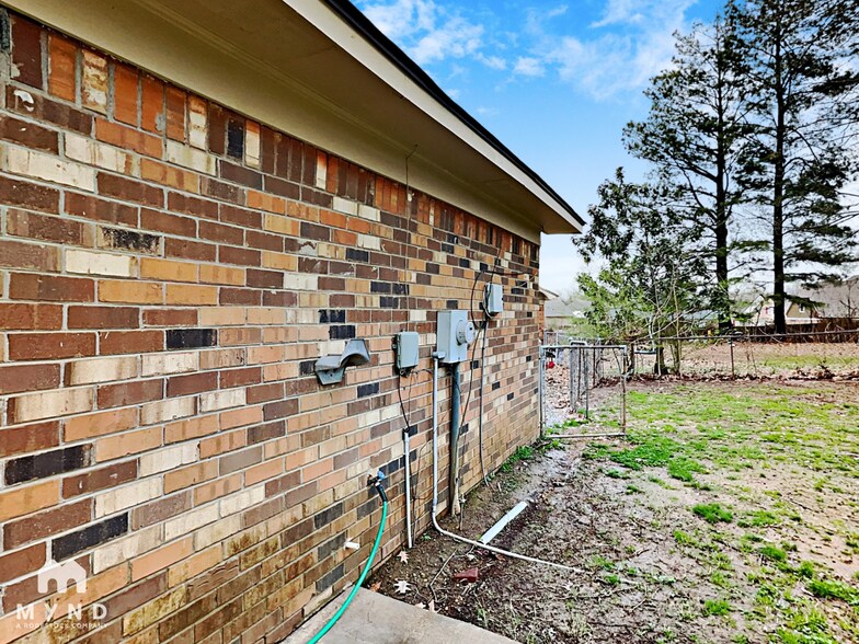 Building Photo - 5021 Woody Cove