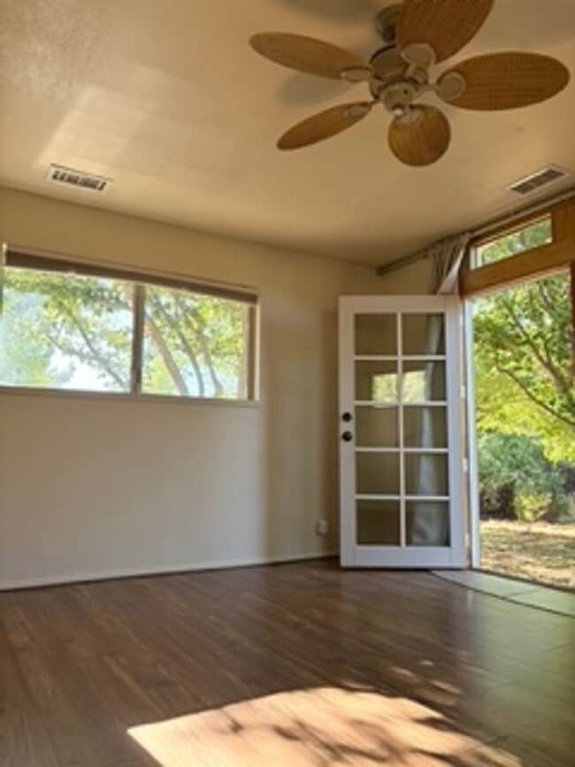 Building Photo - Cozy, West Sedona home with large fenced b...