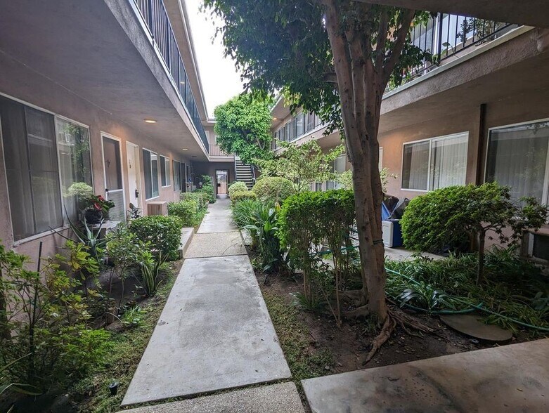 Building Photo - 10776 Rose Ave