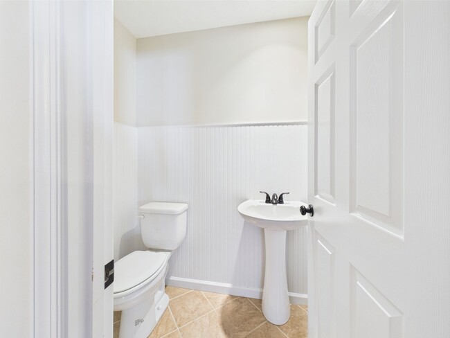 Building Photo - Bright & Spacious 4-Bedroom Home Located i...