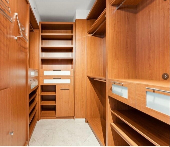 Building Photo - 1300 Brickell Bay Dr