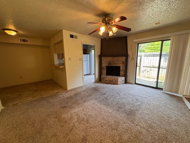 Building Photo - Super Cute Townhouse!