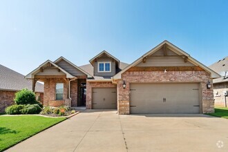 Building Photo - Upscale Comfort Meets Everyday Functionali...
