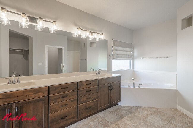 Building Photo - Stunning 4 Bedroom Home with Gorgeous Back...