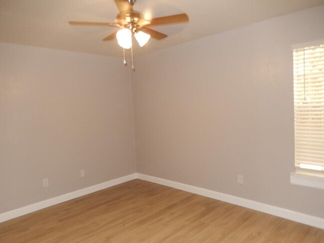 Building Photo - 520 Pasco Ct