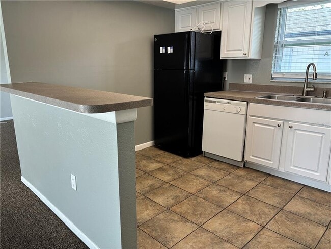 Building Photo - 5807 Erin Ln S