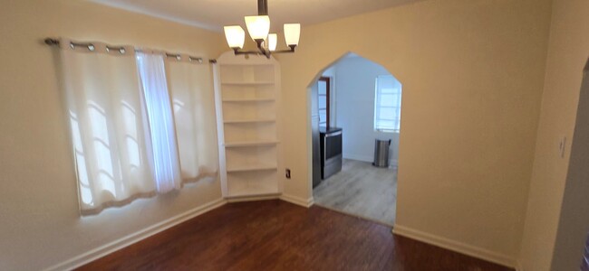 Building Photo - 2 bed 1 bath just a short walk to downtown...