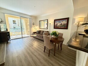 Building Photo - Meridian - Luxury STUDIO Condo w/ laminate...