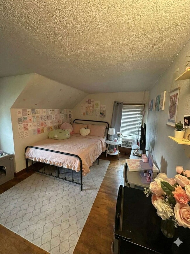 Building Photo - 4 Bedroom, 2 Bathroom Home - Available June 1st with Beautiful River Views