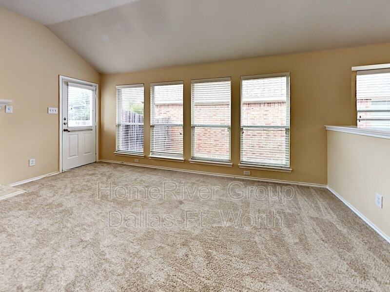 Building Photo - 2024 El Camino Dr