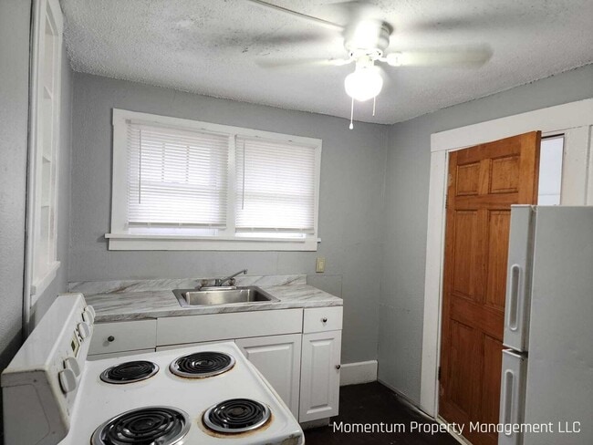 Building Photo - Quaint 2BR/1BA  2nd Floor Apartment- AVAILABLE FOR IMMEDIATE MOVE IN!!