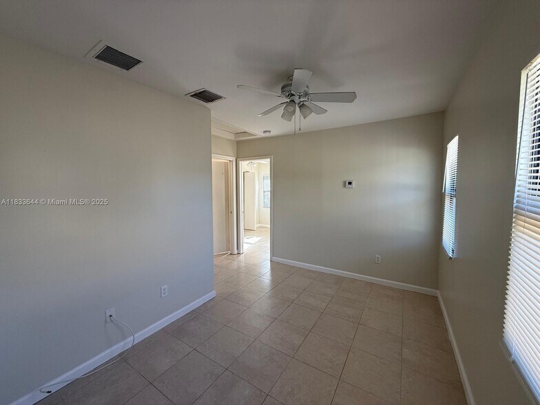 Building Photo - 423 53rd St
