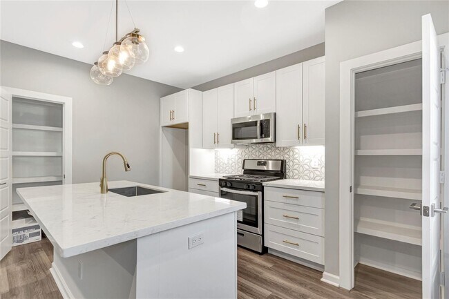 Building Photo - 6824 Dumble St
