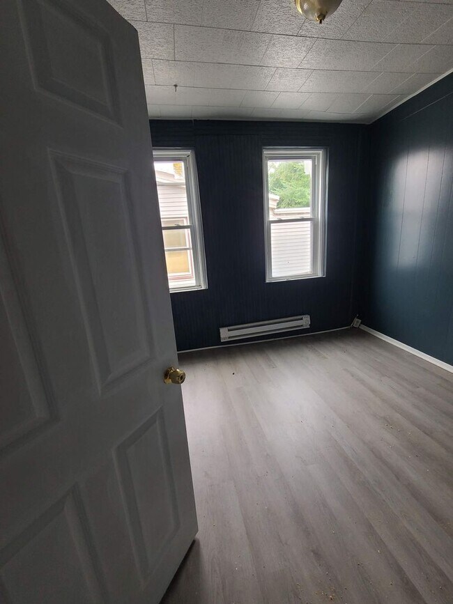 Building Photo - Come check out this cute and cozy house!