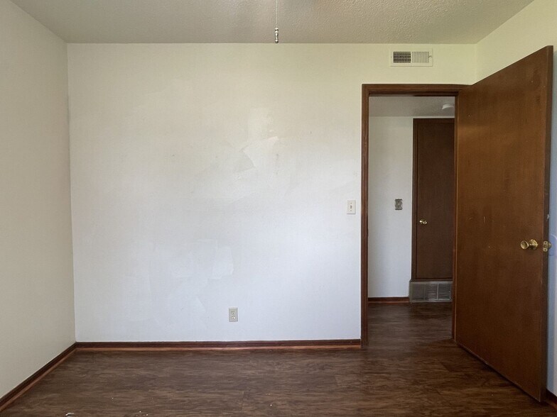 Building Photo - 4841 Newport Dr