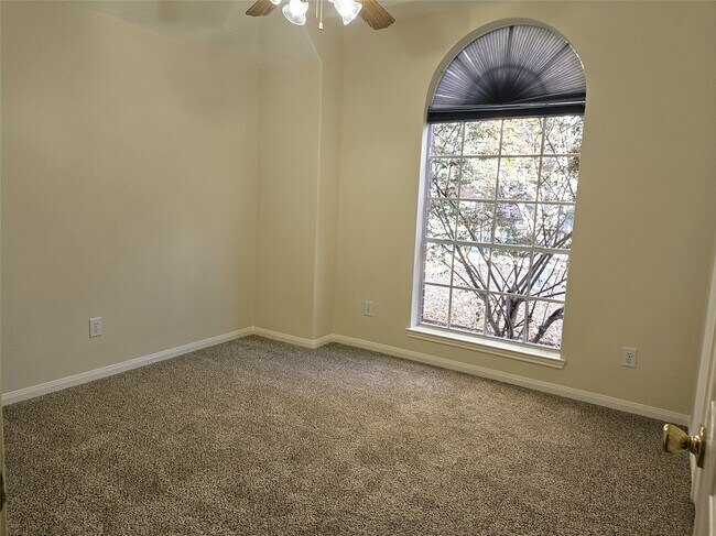 Building Photo - 2121 Crimson Lake Ln