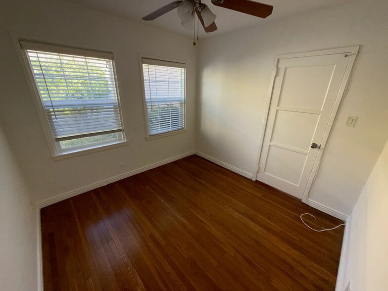 Building Photo - 14641 Moorpark St