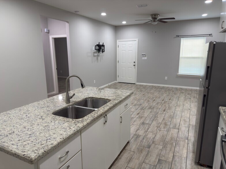 Building Photo - 1404 W Heritage Dr