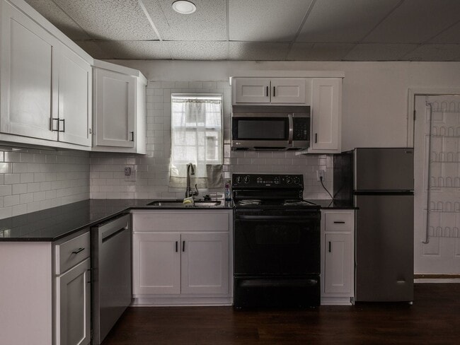 Building Photo - Great home, 4 bedrooms or 3+study, 1.5 bat...