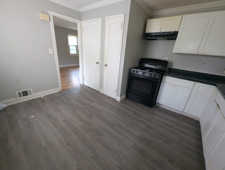 Building Photo - 585 Woodin St
