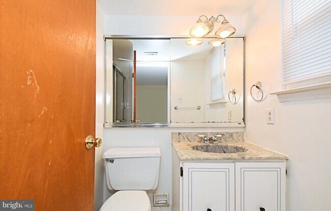 Building Photo - 592 Wrensong Rd